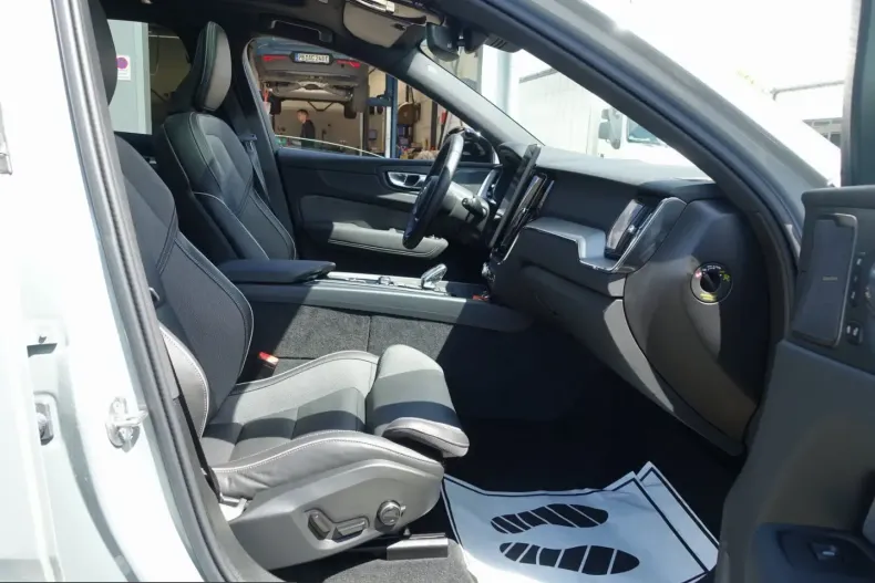 Volvo XC60 din 2025 cu 12.200 km - oferta VOL235974 - foto 18
