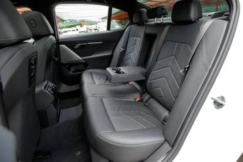 BMW 520 (Seria 5) din 2025 cu 29.900 km - oferta BMW236016 - foto 12