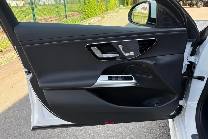 Mercedes-Benz E 220 (Clasa E) din 2025 cu 4.480 km - oferta MER236179 - foto 8