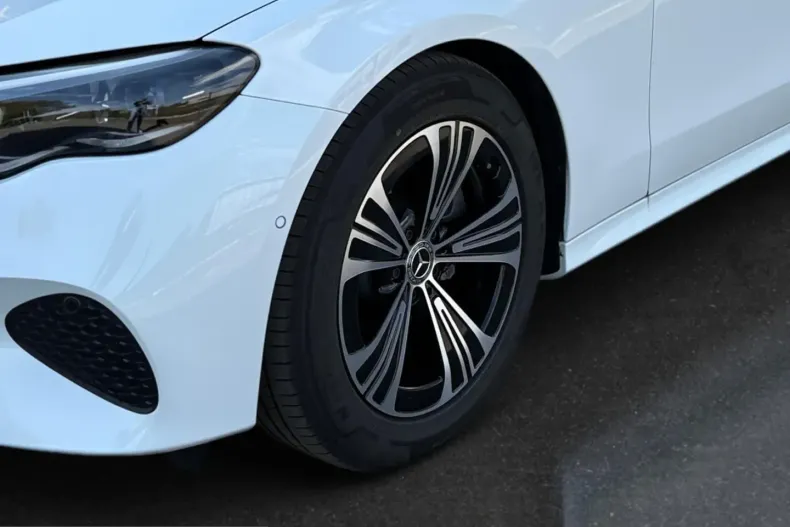 Mercedes-Benz E 220 (Clasa E) din 2025 cu 4.480 km - oferta MER236179 - foto 16