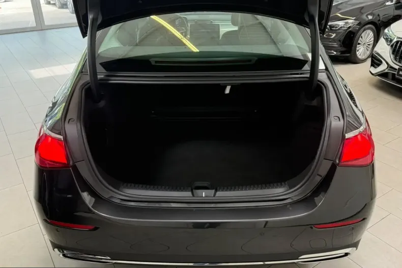 Mercedes-Benz E 220 (Clasa E) din 2025 cu 19.468 km - oferta MER236199 - foto 5