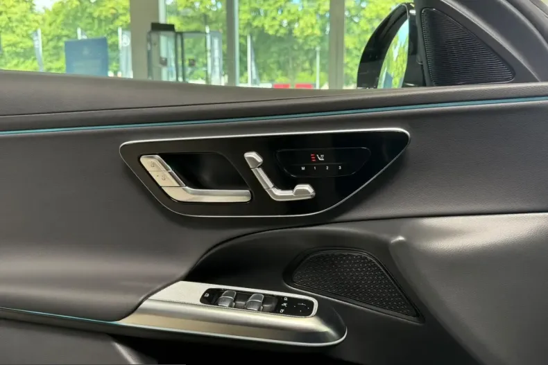 Mercedes-Benz E 220 (Clasa E) din 2025 cu 19.468 km - oferta MER236199 - foto 9