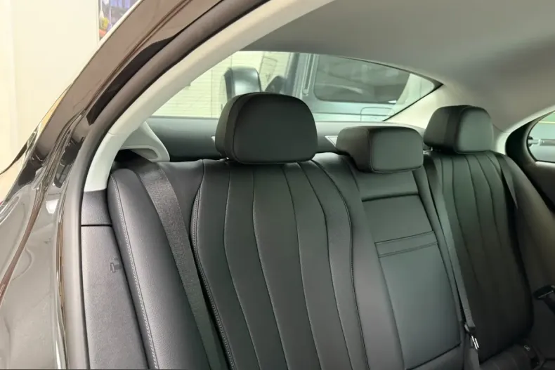 Mercedes-Benz E 220 (Clasa E) din 2025 cu 19.468 km - oferta MER236199 - foto 16