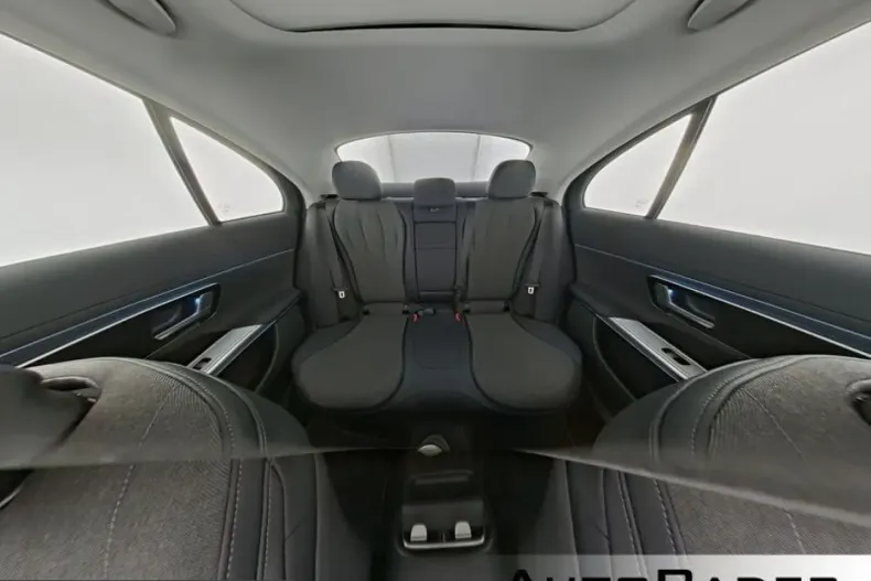 Mercedes-Benz E 220 (Clasa E) din 2025 cu 26.300 km - oferta MER236202 - foto 8