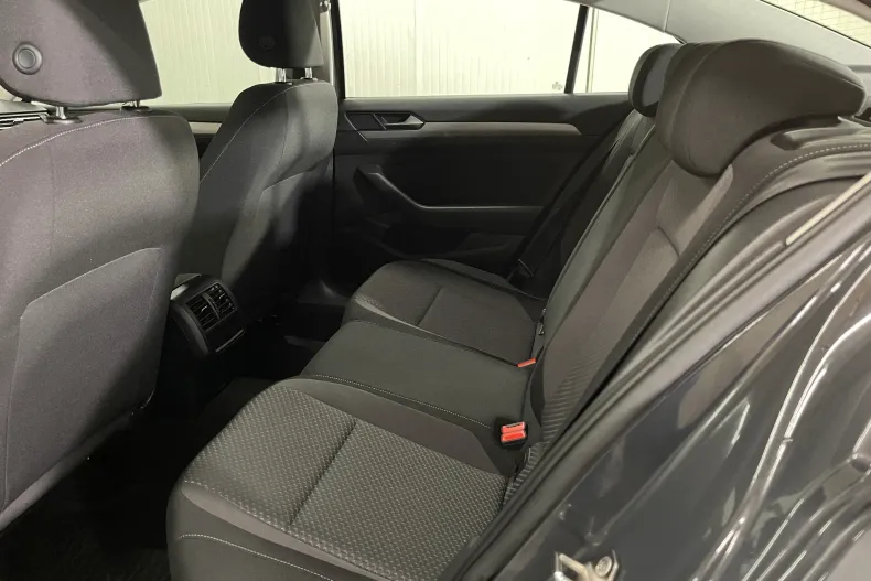 Volkswagen Passat din 2021 cu 39.325 km - oferta VOL236557 - foto 11
