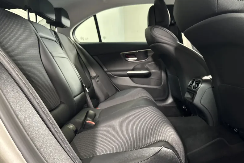 Mercedes-Benz C 300 (Clasa C) din 2023 cu 40.002 km - oferta MER236811 - foto 12