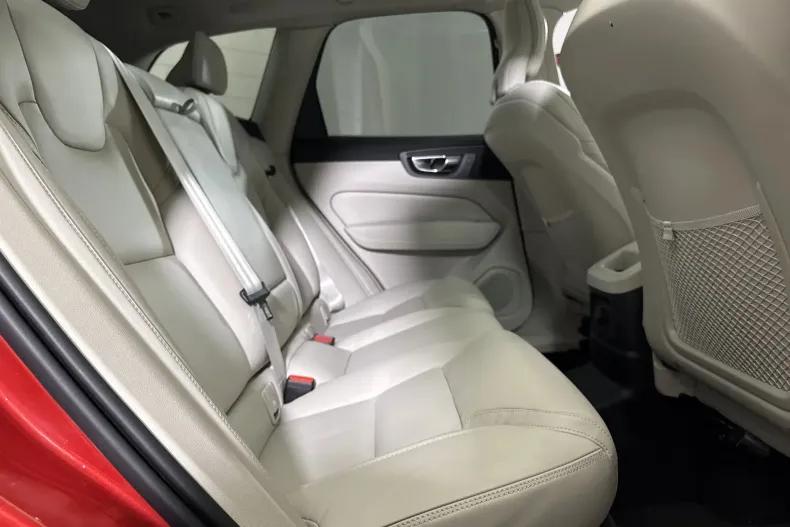 Volvo XC60 din 2021 cu 82.602 km - oferta VOL236816 - foto 12