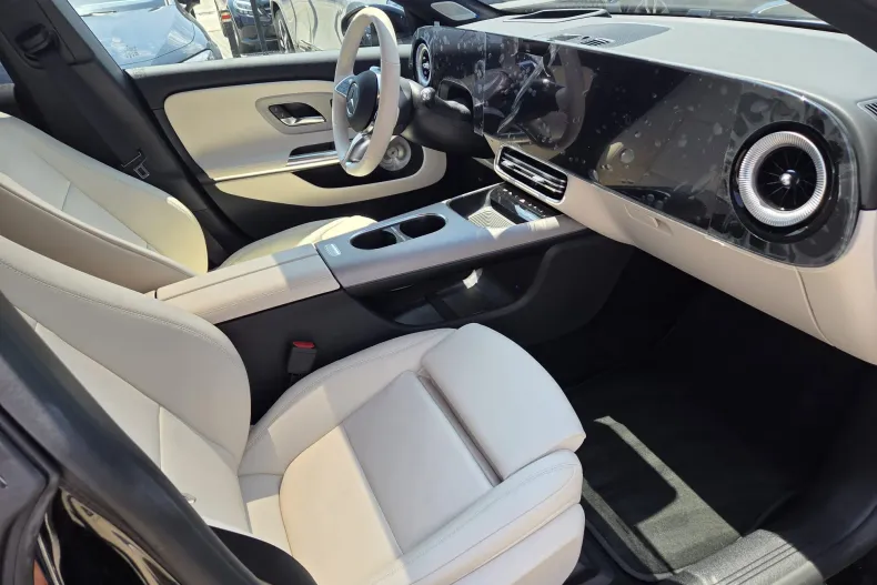 Mercedes-Benz CLA 200 (Clasa CLA) din 2025 cu 3.500 km - oferta MER236857 - foto 11