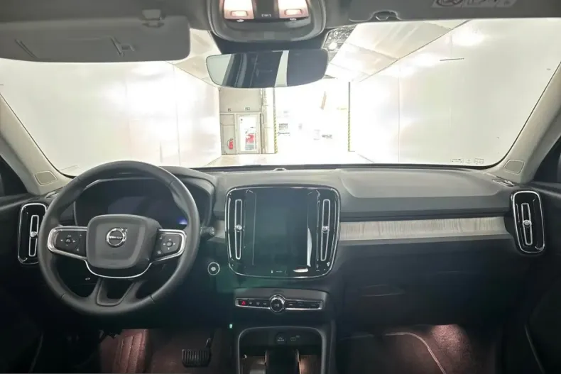 Volvo XC40 din 2024 cu 49.299 km - oferta VOL237487 - foto 3