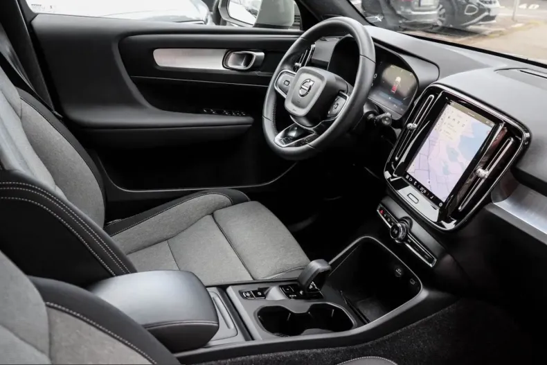 Volvo XC40 din 2024 cu 39.354 km - oferta VOL237488 - foto 3