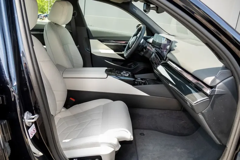 BMW 550 (Seria 5) din 2024 cu 14.932 km - oferta BMW237889 - foto 4