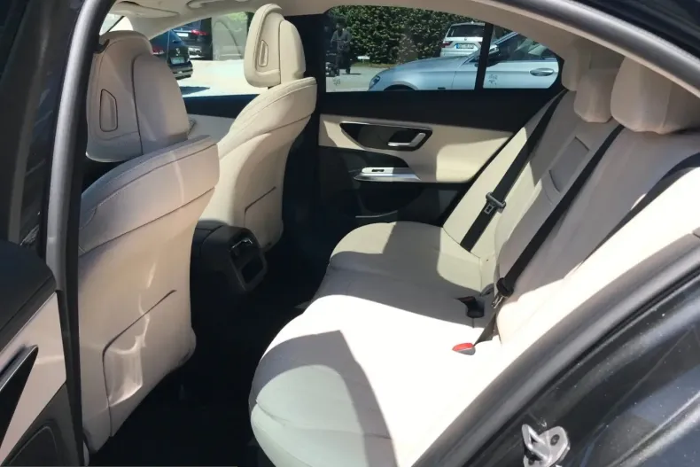 Mercedes-Benz E 200 (Clasa E) din 2025 cu 44.000 km - oferta MER237907 - foto 8