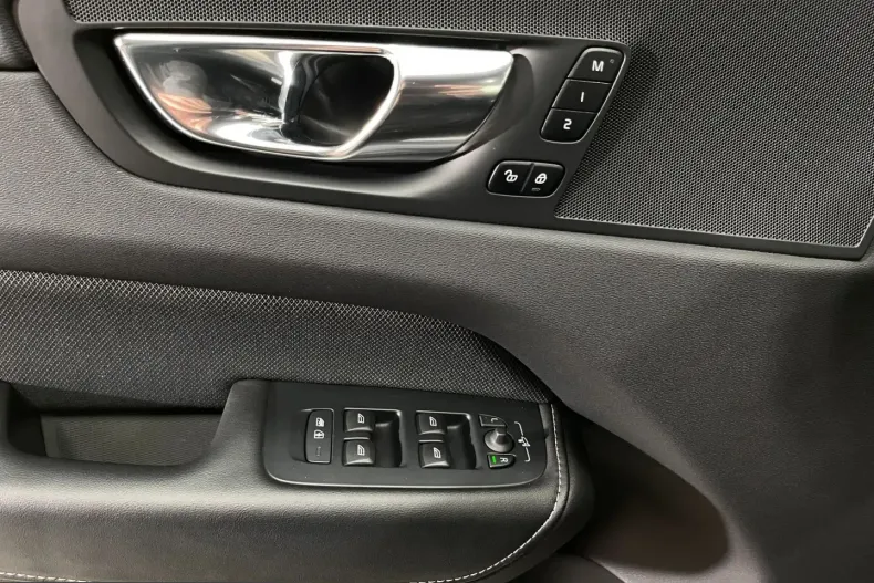 Volvo XC60 din 2022 cu 44.621 km - oferta VOL237972 - foto 24