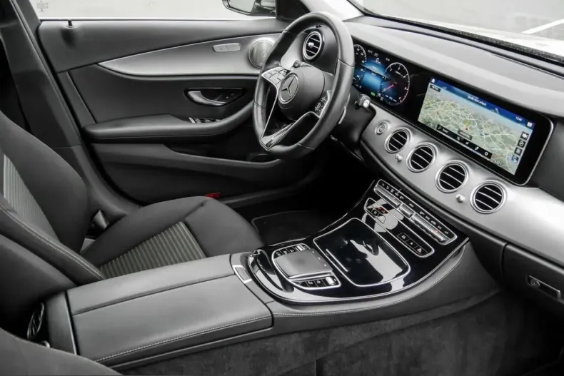 Mercedes-Benz E 220 (Clasa E) din 2022 cu 79.664 km - oferta MER238037 - foto 4