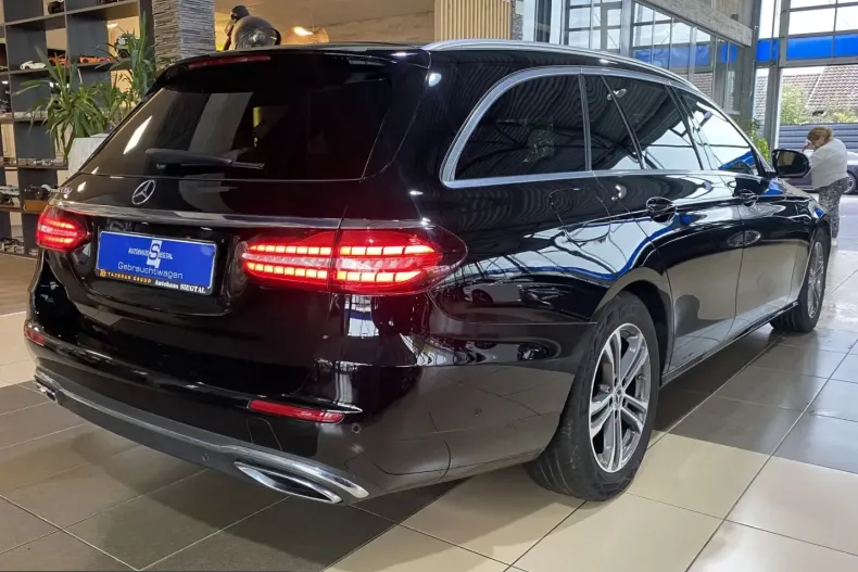 Mercedes-Benz E 220 (Clasa E) din 2022 cu 82.488 km - oferta MER238039 - foto 8