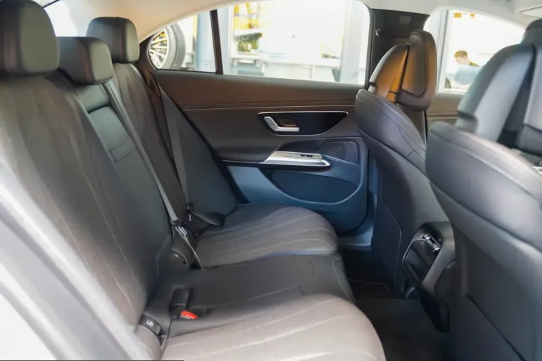 Mercedes-Benz E 300 (Clasa E) din 2024 cu 28.868 km - oferta MER238095 - foto 11