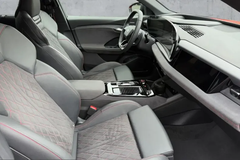 Audi SQ6 din 2025 cu 9.847 km - oferta AUD238350 - foto 12