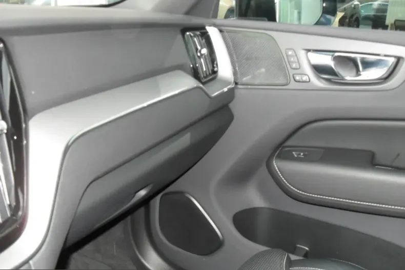 Volvo XC60 din 2021 cu 76.635 km - oferta VOL238459 - foto 27