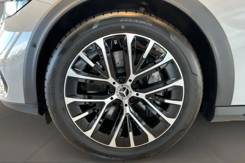 Mercedes-Benz E 300 (Clasa E) din 2025 cu 15.135 km - oferta MER238570 - foto 6