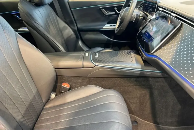 Mercedes-Benz E 300 (Clasa E) din 2025 cu 15.135 km - oferta MER238570 - foto 8