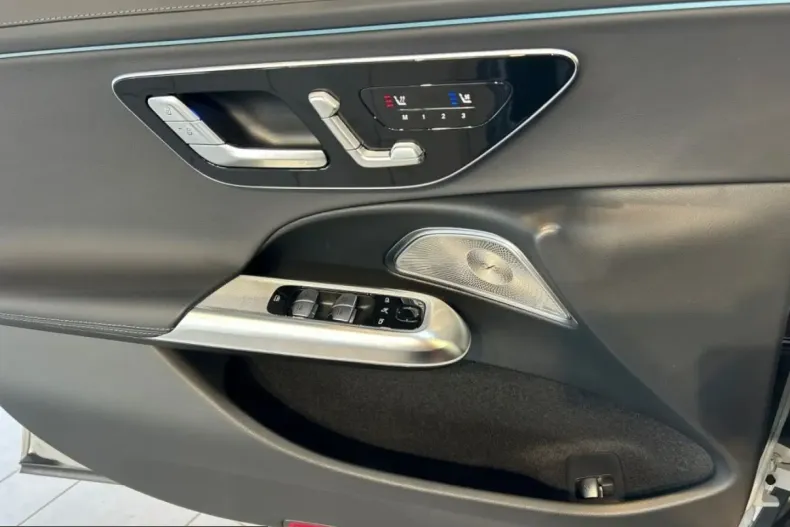 Mercedes-Benz E 300 (Clasa E) din 2025 cu 15.135 km - oferta MER238570 - foto 16