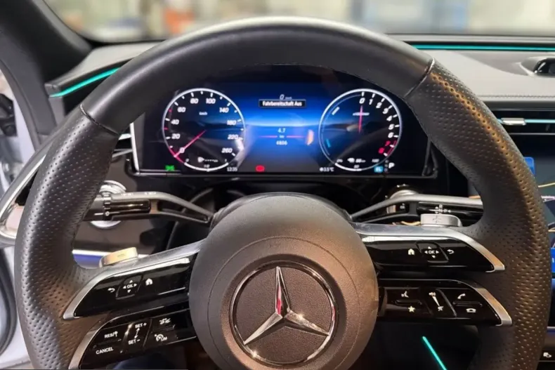 Mercedes-Benz E 300 (Clasa E) din 2023 cu 4.800 km - oferta MER238688 - foto 10