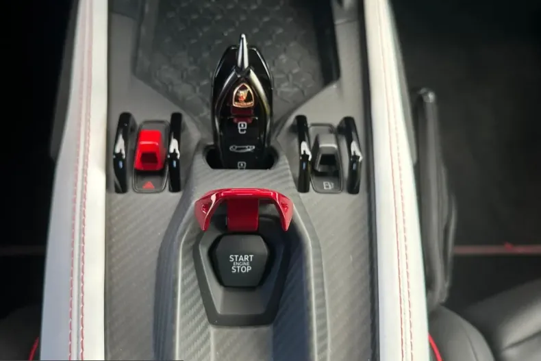 Lamborghini Revuelto din 2025 cu 4.500 km - oferta LAM238765 - foto 16