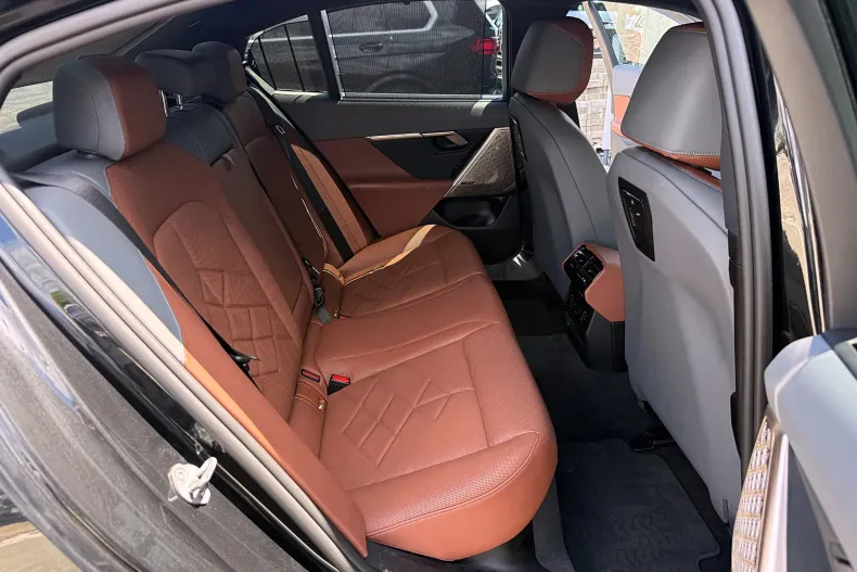 BMW 550e (Seria 5) din 2024 cu 37.022 km - oferta BMW238869 - foto 6