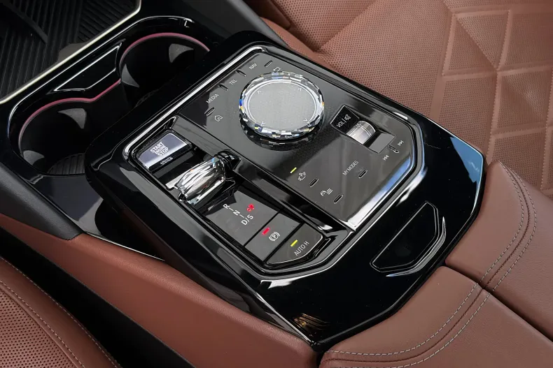 BMW 550e (Seria 5) din 2024 cu 37.022 km - oferta BMW238869 - foto 28