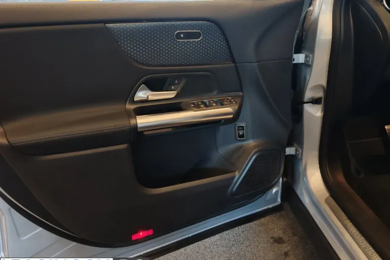 Mercedes-Benz GLA 180 (Clasa GLA) din 2026 cu 1 km - oferta MER238956 - foto 17