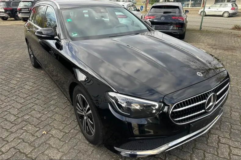 Mercedes-Benz E 220 (Clasa E) din 2022 cu 97.000 km - oferta MER239221 - foto 1