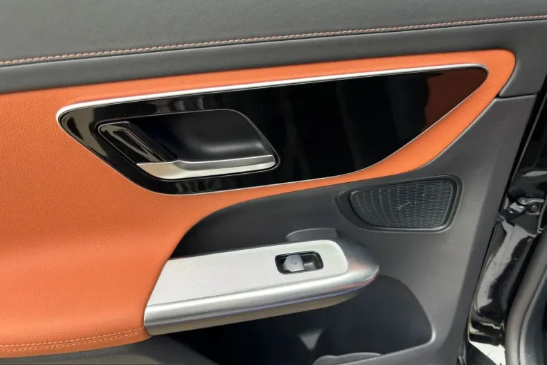 Mercedes-Benz GLC 200 (Clasa GLC) din 2025 cu 13.400 km - oferta MER239289 - foto 12