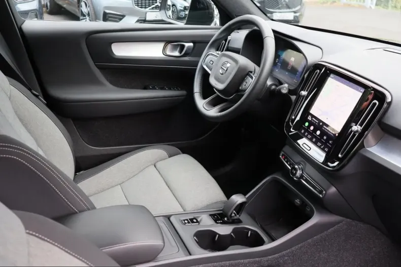 Volvo XC40 din 2024 cu 29.750 km - oferta VOL239916 - foto 3