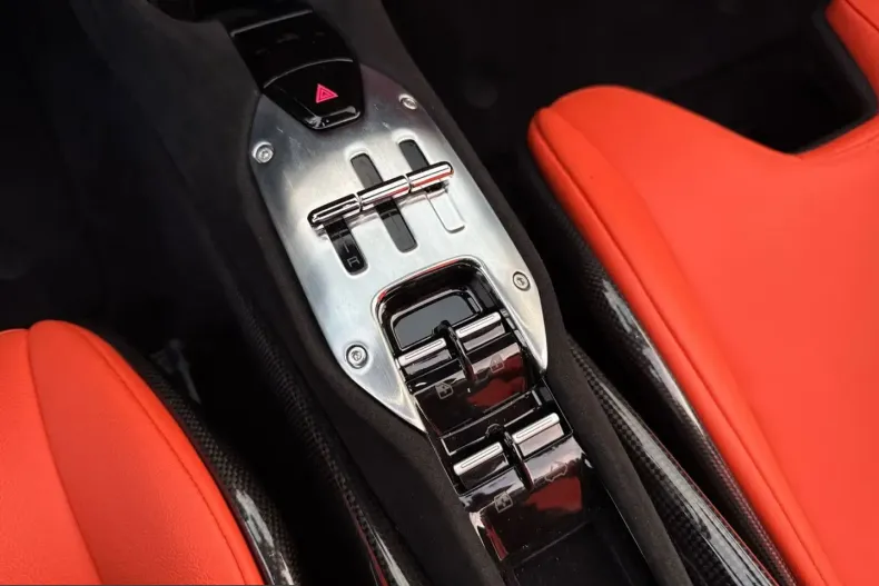 Ferrari SF90 din 2023 cu 3.700 km - oferta FER239992 - foto 17