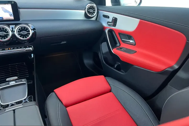 Mercedes-Benz CLA 200 (Clasa CLA) din 2024 cu 12.100 km - oferta MER240170 - foto 17