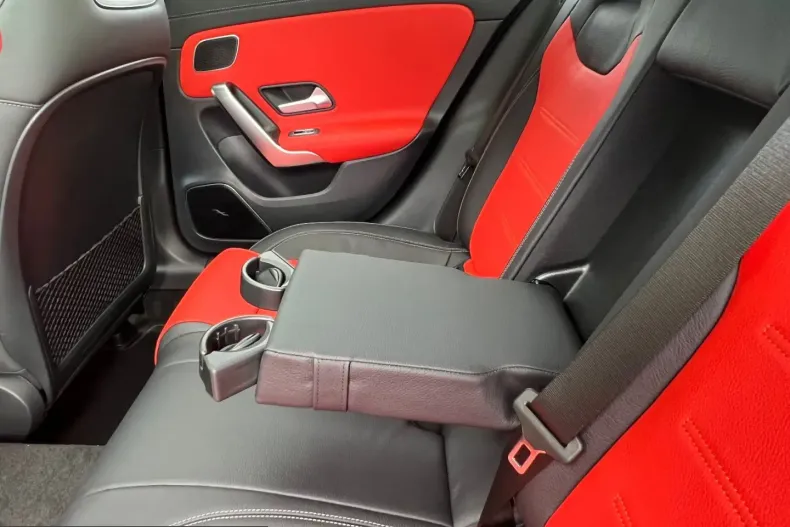 Mercedes-Benz CLA 200 (Clasa CLA) din 2024 cu 12.100 km - oferta MER240170 - foto 19
