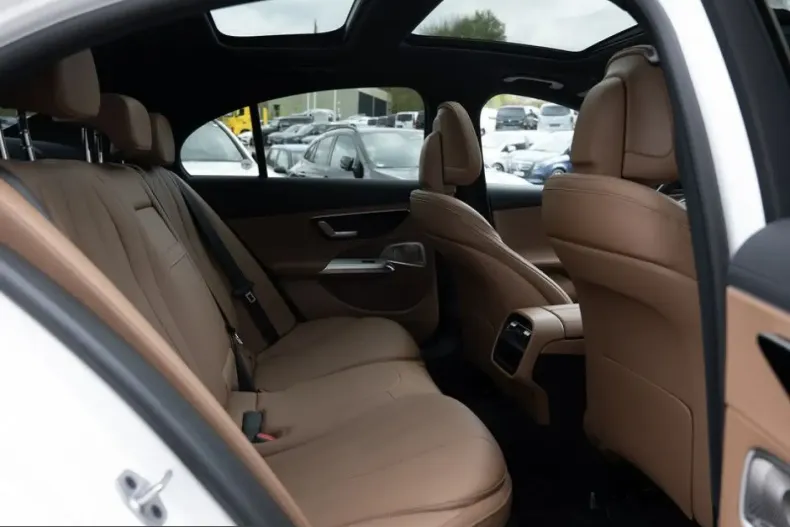 Mercedes-Benz E 220 (Clasa E) din 2025 cu 15.493 km - oferta MER240183 - foto 5