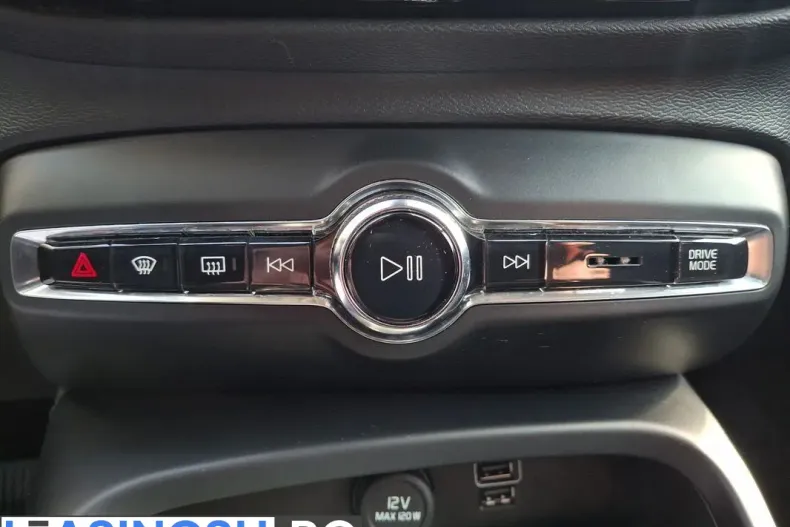 Volvo XC40 din 2020 cu 77.940 km - oferta VOL240660 - foto 27