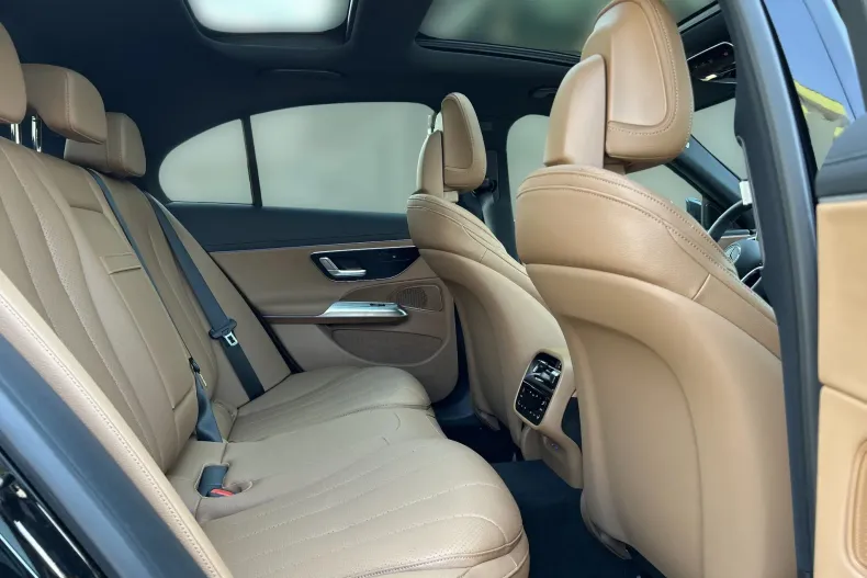 Mercedes-Benz E 300 (Clasa E) din 2026 cu 14 km - oferta MER240687 - foto 14
