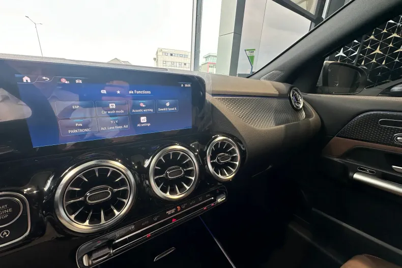 Mercedes-Benz GLA 200 (Clasa GLA) din 2024 cu 3.000 km - oferta MER240690 - foto 14