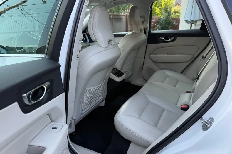 Volvo XC60 din 2022 cu 102.545 km - oferta VOL240771 - foto 4