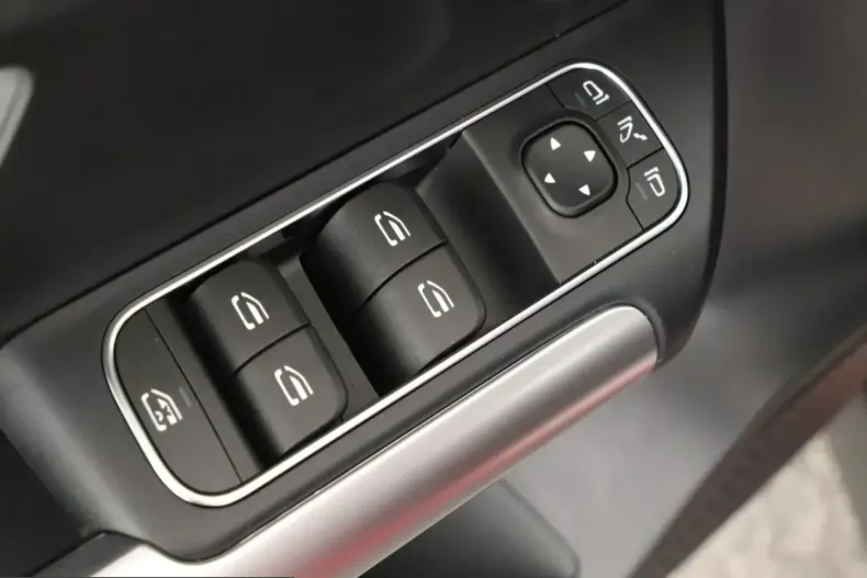 Mercedes-Benz GLA 200 (Clasa GLA) din 2024 cu 10.870 km - oferta MER241051 - foto 18