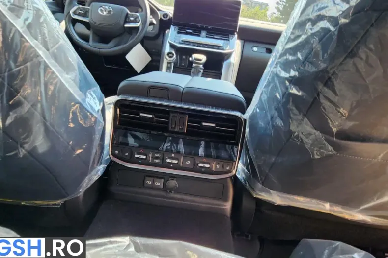 Toyota Land Cruiser 300 din 2026 cu 10 km - oferta TOY241384 - foto 13