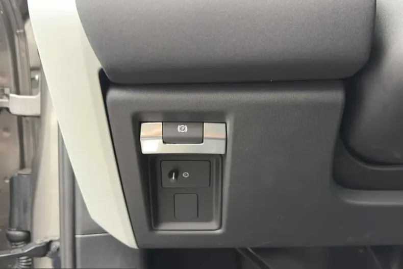Land Rover Defender din 2023 cu 40.019 km - oferta LAN241491 - foto 13