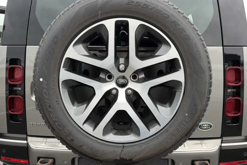 Land Rover Defender din 2023 cu 40.019 km - oferta LAN241491 - foto 14