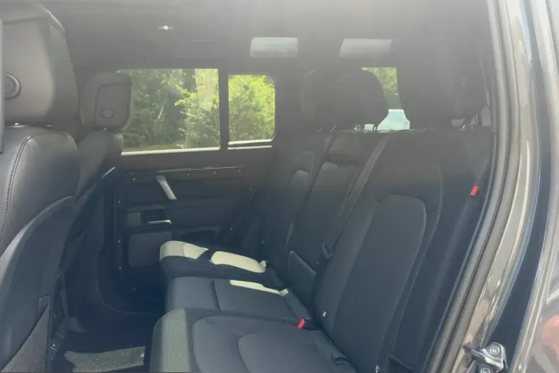 Land Rover Defender din 2023 cu 44.533 km - oferta LAN241495 - foto 9