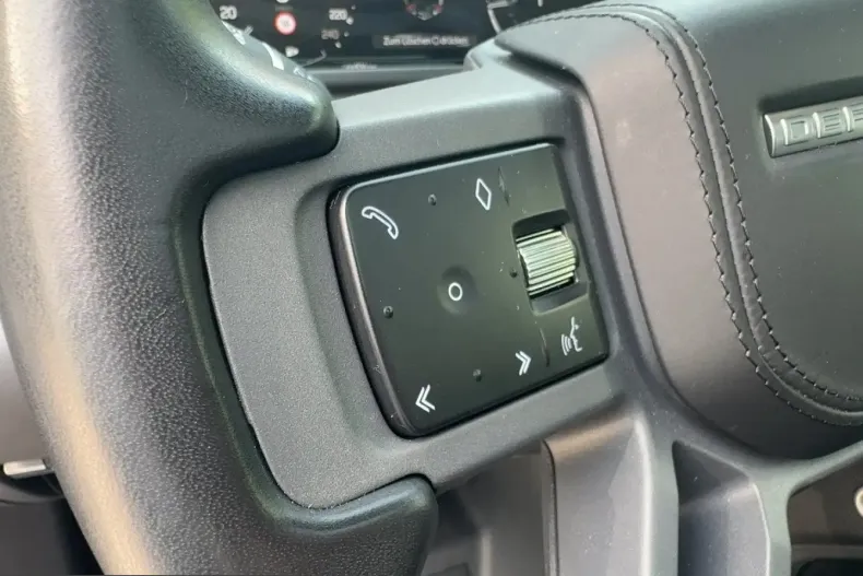 Land Rover Defender din 2023 cu 44.533 km - oferta LAN241495 - foto 17