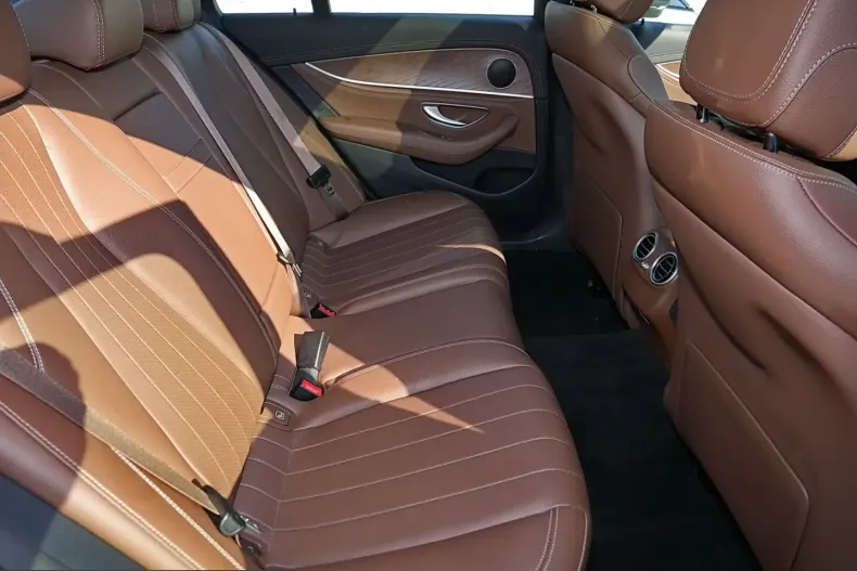 Mercedes-Benz E 300 (Clasa E) din 2024 cu 46.070 km - oferta MER241703 - foto 4