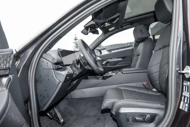 BMW 550 (Seria 5) din 2025 cu 8.500 km - oferta BMW241788 - foto 5