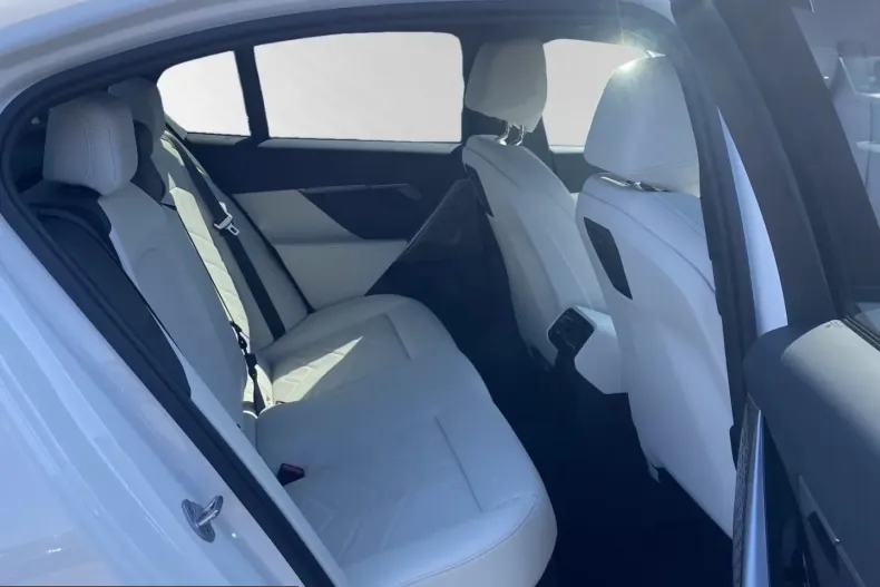 BMW 550 (Seria 5) din 2025 cu 21.290 km - oferta BMW241813 - foto 15